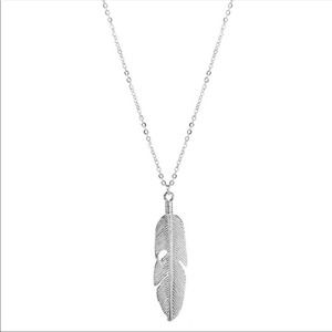 🪶 Silver Feather Pendant Necklace